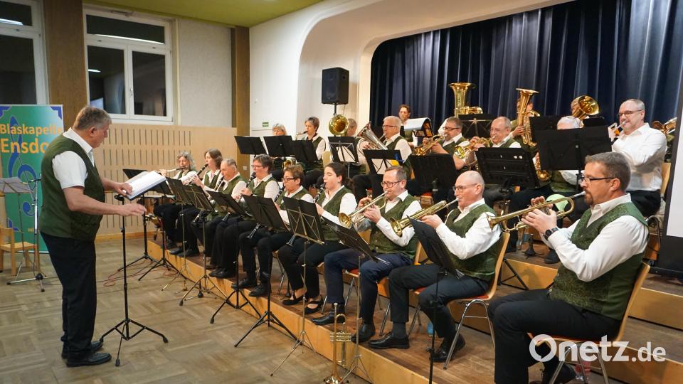 Die Blaskapelle Ensdorf unter der Leitung von Hubert Haller begeistert beim Jubiläumskonzert die Zuhörer. Bild: tra