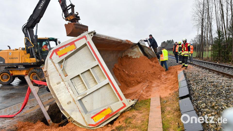 Der Sand aus dem Lastwagen fiel auch auf den Bahndamm. Bild: Petra Hartl