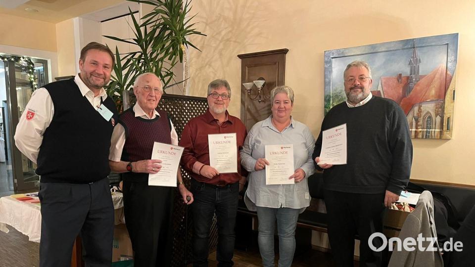 Stellvertretender Diözesangeschäftsführer Stefan Kalm, Karl Gerstenhöfer, Achim Schreiner, Heike Schreiner und Stadt- und Kreisbeauftragter Carsten-Armin Jakimowicz (von links) bei der Ehrung. Bild: Michaela Szumlewski/Malteser/exb