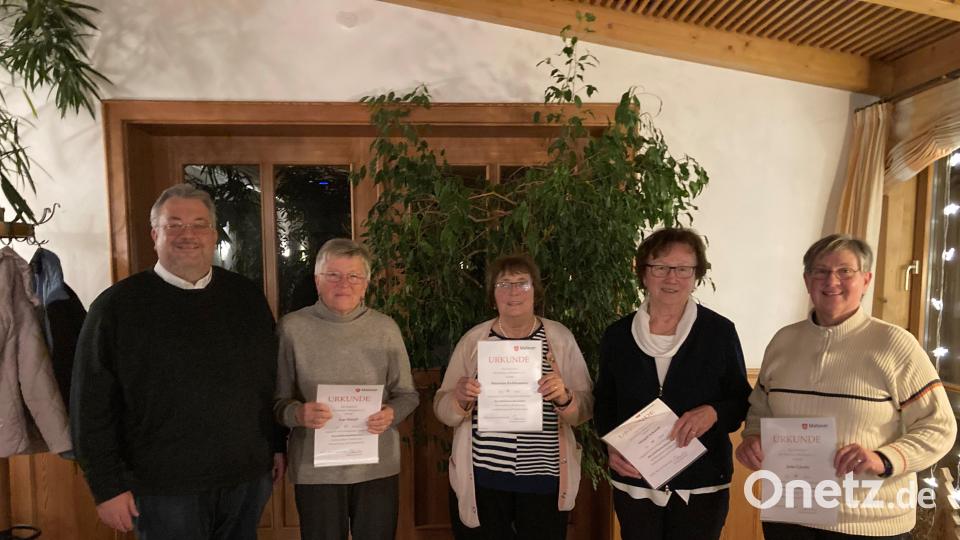 Stadt- und Kreisbeauftragter Carsten-Armin Jakimowicz, Inge Heindl, Marianne Richthammer, Margrit Schmidt und Jutta Gäsche (von links) bei der Mitarbeiterehrung. Bild: Michaela Szumlewski/Malteser/exb