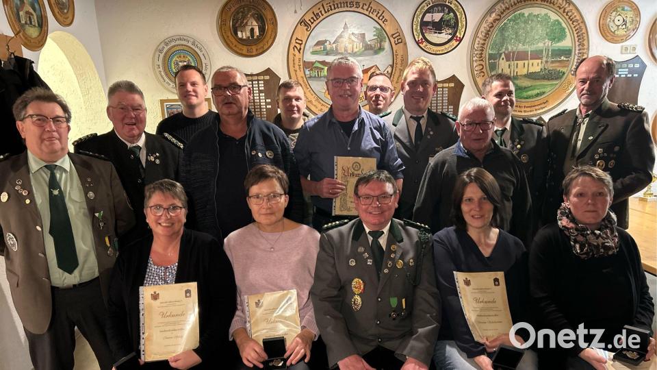 Mitglieder des Gressenwöhrer Schützenvereins werden ausgezeichnet (stehend, von links): Alfred Forster (Erster Schützenmeister Sorghof), Wolfgang Moll (Gauehrenschützenmeister), Stadtrat Jonas Dittrich, Herbert Zinnbauer (40 Jahre Mitgliedschaft), Matthias Märtin ( 25 Jahre), Richard Lautner (40 Jahre), Thomas Schertl, Andreas Schertl, Ludwig Siegert, Tobias Schmidt (25 Jahre) und Gauschützenmeister Werner Wendl; sitzend (von links): Christine Schöpf, Rosi Zinnbauer (Protektorabzeichen in Silber des Deutschen Schützenbundes), Erster Schützenmeister Karl-Heinz Schöpf, Severine Schinhammer und Doris Siegert (beide Protektorabzeichen in Silber des Deutschen Schützenbundes). Bild: Werner Werndl/exb