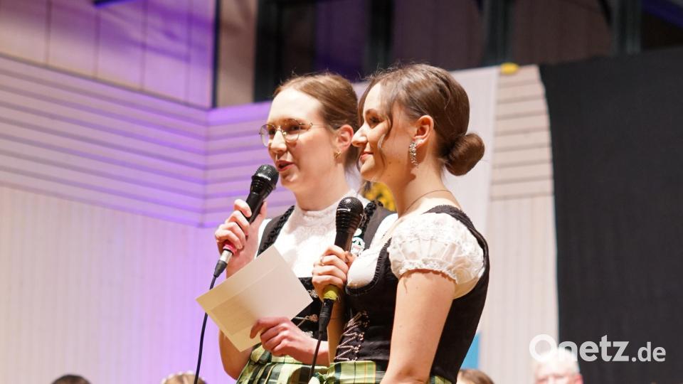 Mit Anja Breitschaft (li) und Luisa Siegert hat die JBK Fensterbach ein neues Moderatorinnenpaar das gekonnt durch den Abend führte. Bild: nib
