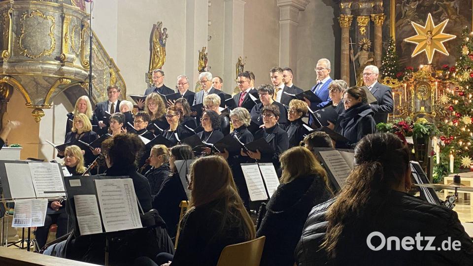 Der Kirchenchor mit Orchester Bild: Holger Popp/exb