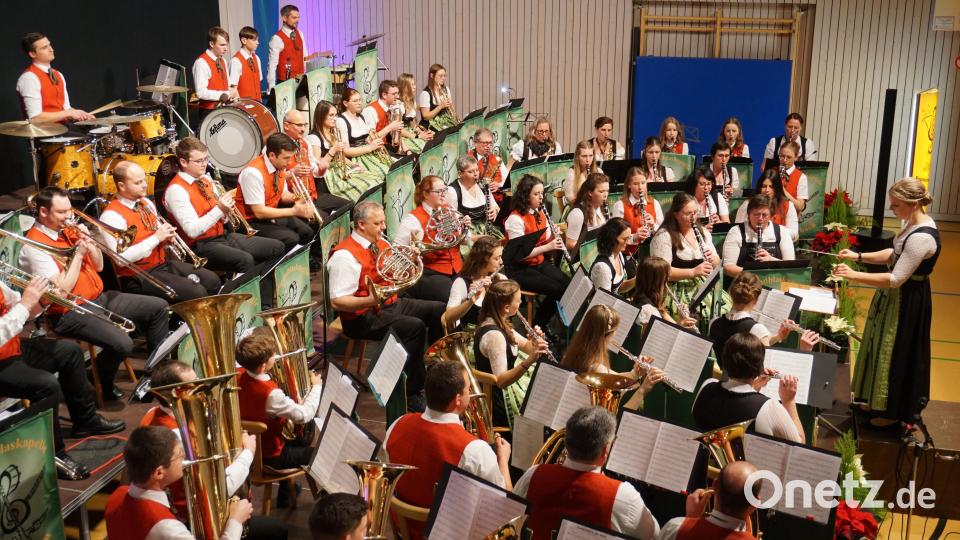 Die Gesamtkapelle der Jugendblaskapelle Fensterbach bot den Zuhörern ein abwechslungsreiches und interessantes Programm beim Jahreskonzert. Bild: nib
