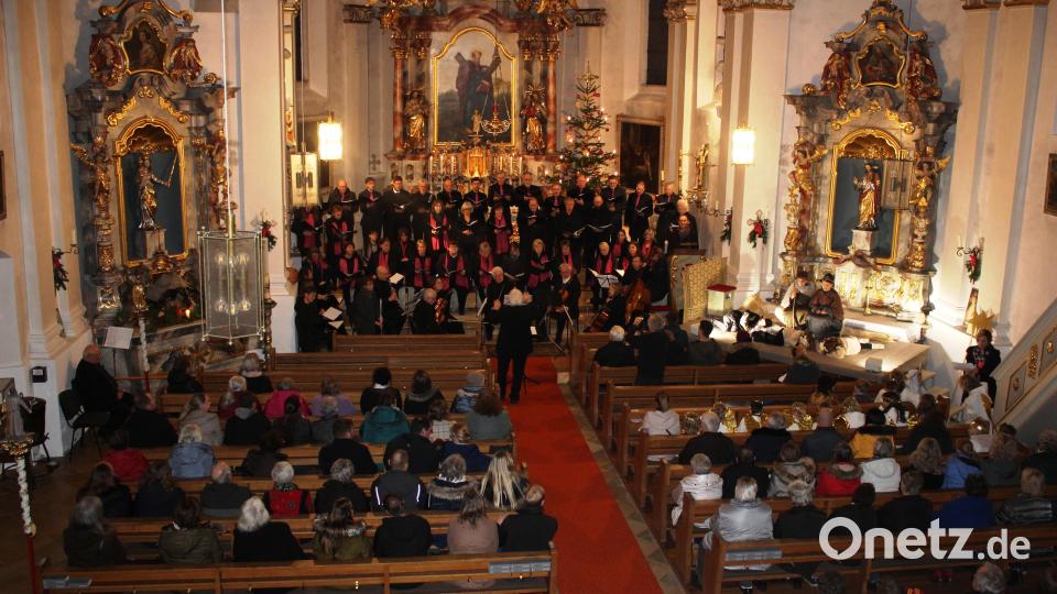 Beim Weihnachtsoratorium des Thansteiner Kirchenchors werden die Sänger unter der Leitung von Richard Waldmann vom Alphorn, der Orgel und einem Orchester musikalisch begleitet. Ein Kinderchor unterstützt gesanglich und stellt auf einer separaten Bühne die Weihnachtsgeschichte bildlich dar. Bild: mnt