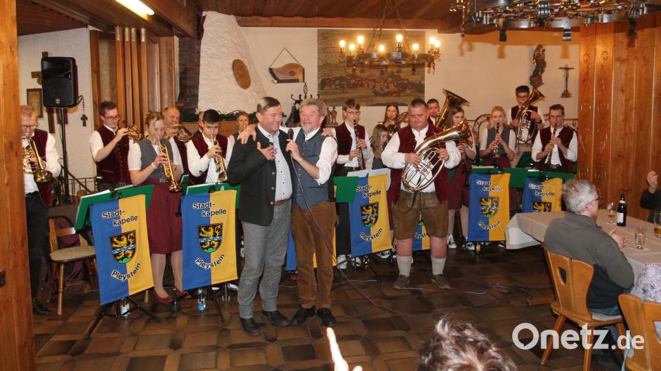 Mit dem &quot;Pleysteiner Marsch&quot; und &quot;Dem Land Pleystein&quot; huldigen Rainer Rewitzer und Johann Walbrunn (vorne, von links) ihrer Heimatstadt. Darüber freut sich auch Orchesterchef Markus Schulz (rechts daneben). Bild: pi