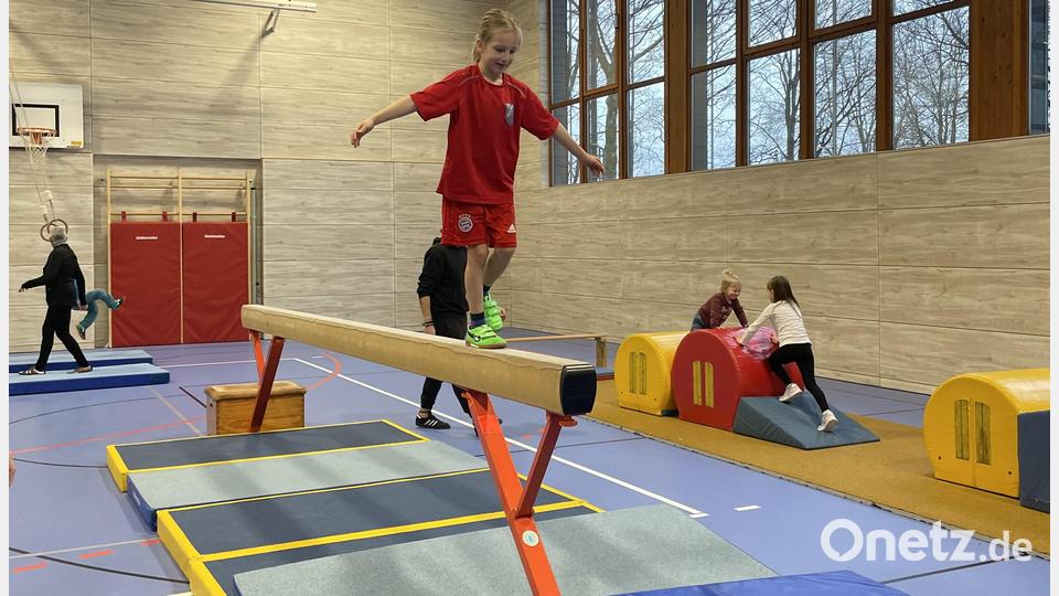 Wer sich traute, balancierte schon alleine über den Schwebebalken in der Dreifachturnhalle Vohenstrauß. Bild: dob