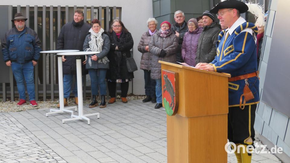 Mit drei Böllersalvern wurde das neue Jahr begrüßt. Bürgermeister Reinhard Sollfrank sagte Dank und wünschte ein gutesJahr 2024 Bild: adj
