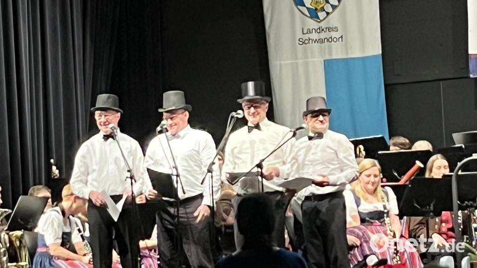 Darbietungen von Max Raabe wurden von Peter Habermeier, Herbert Hauser, Ralph Frank und Hans Schöberl (von rechts) dargebracht. Bild: sns