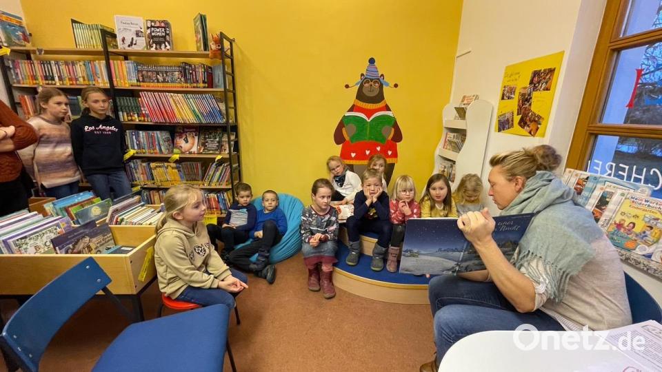 Gespannt lauschten die Kleinen der Geschichte „In einer stillen Nacht“ Bild: Pfarrbücherei/exb