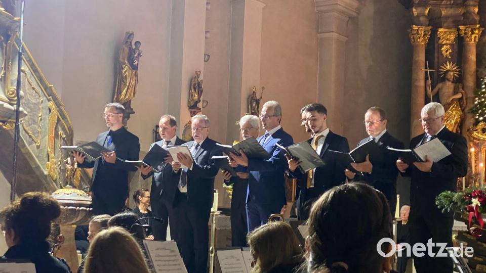 Die Männerschola eröffnete das Konzert. Bild: Holger Popp/exb