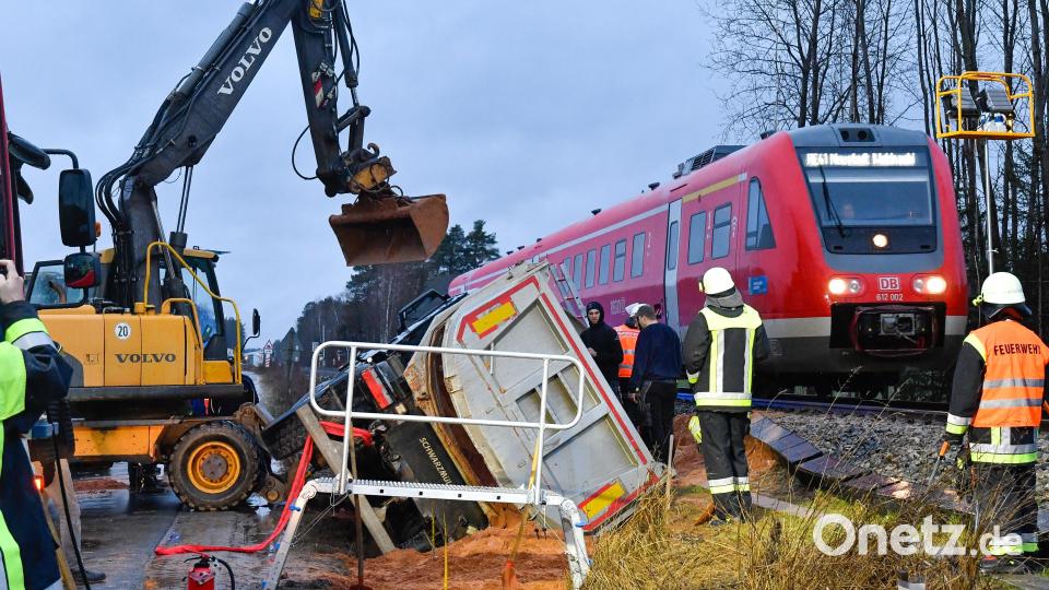 Die Züge konnten an der Unfallstelle weiterhin fahren, nur dementsprechend langsam, um die Helfer nicht zu gefährden. Bild: Petra Hartl