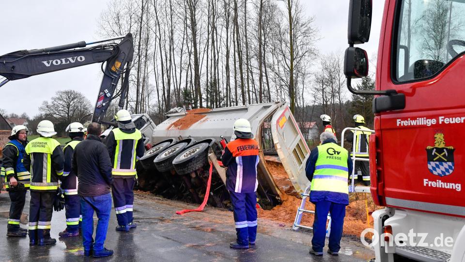 Rund 20 Einsatzkräfte der Feuerwehr Freihung waren am Dienstag bei dem Unfall im Einsatz. Bild: Petra Hartl