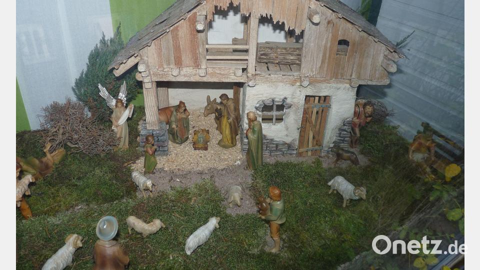Diese Krippe schuf Richard Beer in einem Krippenbaukurs. Bevölkert hat er sie mit den Figuren seiner eigenen Ministranten-Sammlung. Bild: rlö