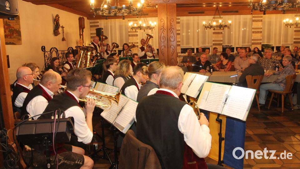 Die Pleysteiner Stadtkapelle erhält viel Beifall. Bild: pi