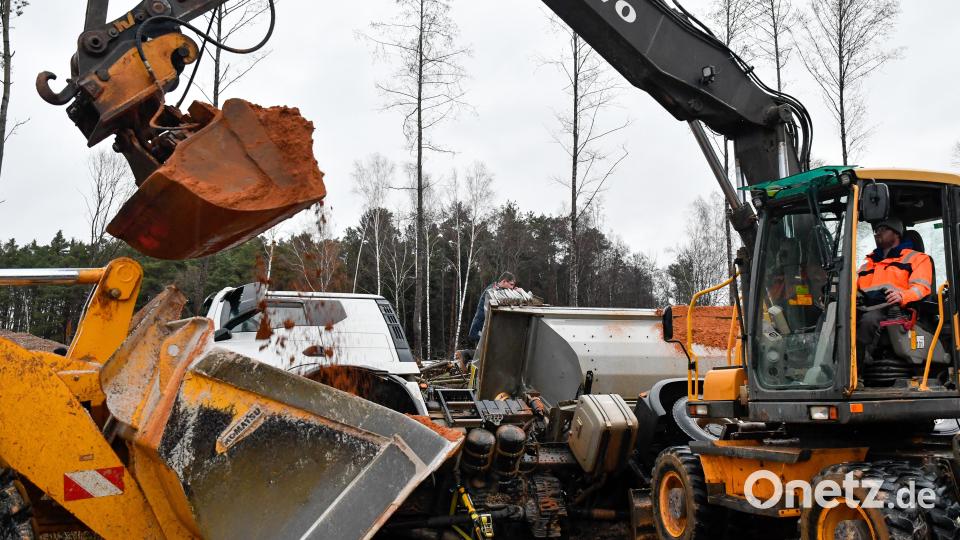 Mit schwerem Gerät wurde nach dem Unfall angerückt. Bild: Petra Hartl
