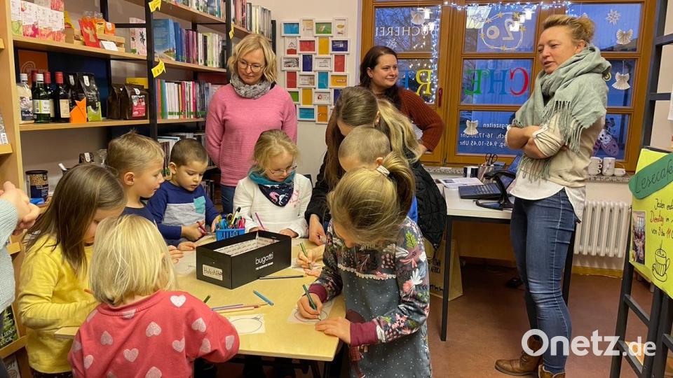 Mit Feuereifer kreierten die Kleinen im Anschluss an das Vorlesen bunte Christbaumkugeln. Bild: Pfarrbücherei/exb