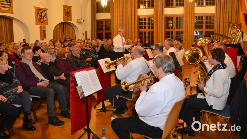 Die Zuhörer bekommen eine breite Palette an Musikstücken zu hören, für die es viel Beifall gibt. Bild: dob