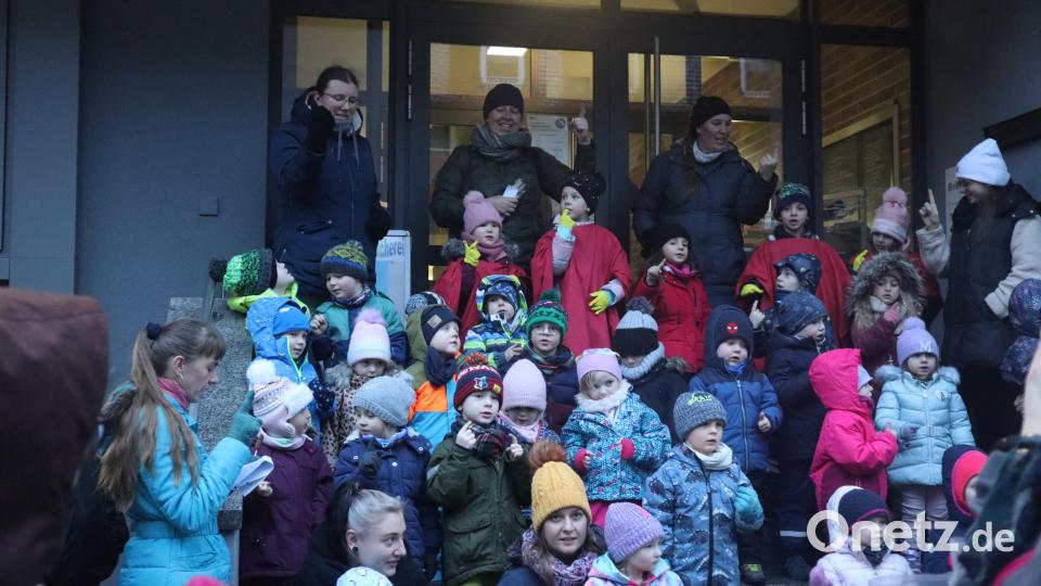 Kinder der Kinderoase St. Emmeram singen Bild: wrm