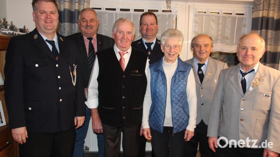 Glückwünsche zum 80. Geburtstag erhielt Reiner Köppel (Mitte) auch von der Soldatenkameradschaft Leonberg und der Feuerwehr Leonberg sowie von Bürgermeister Johann Burger. Bild: kro