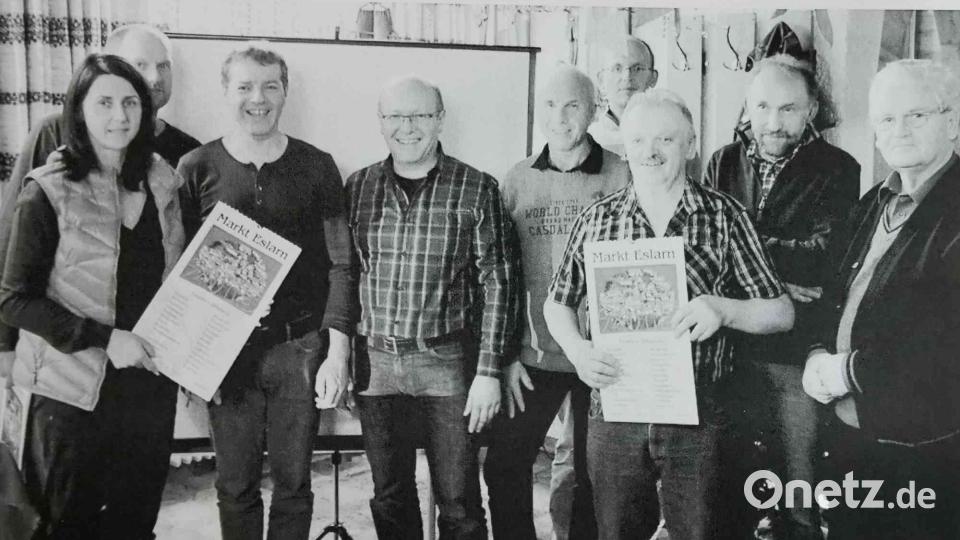 Das Januarblatt zeigt unter anderem die Organisatoren Wolfgang Voit (Vierter von rechts) und Robert Brenner (Vierter von links) sowie den Ideengeber Karl Schmid (Fünfter von rechts) im Jahr 2015. Bild: gz