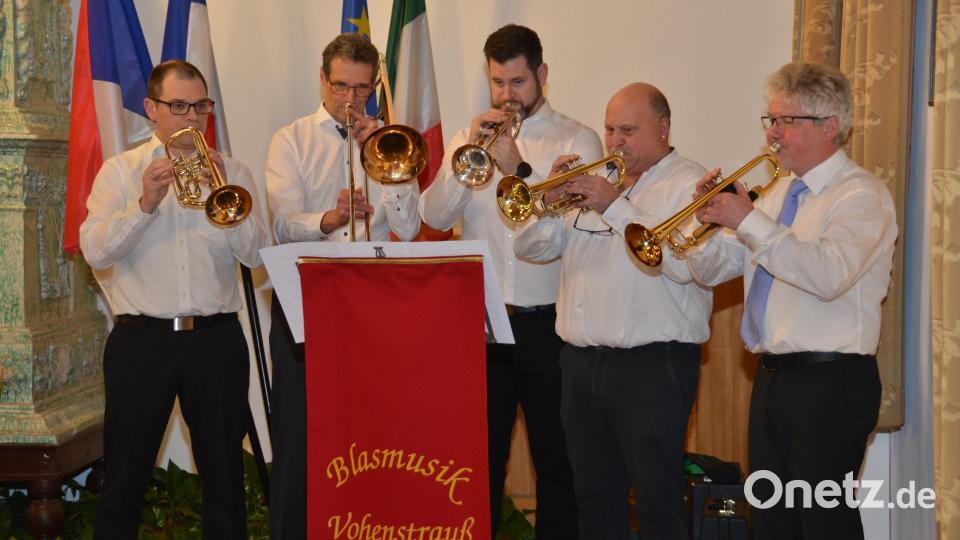 Kapellmeister Johannes Gruber (rechts) hat eigens die Jubiläumsfanfare &quot;900 Jahre Vohenstrauß&quot; komponiert, mit der das Neujahrskonzert im Rathaussaal eröffnet wird. Bild: dob