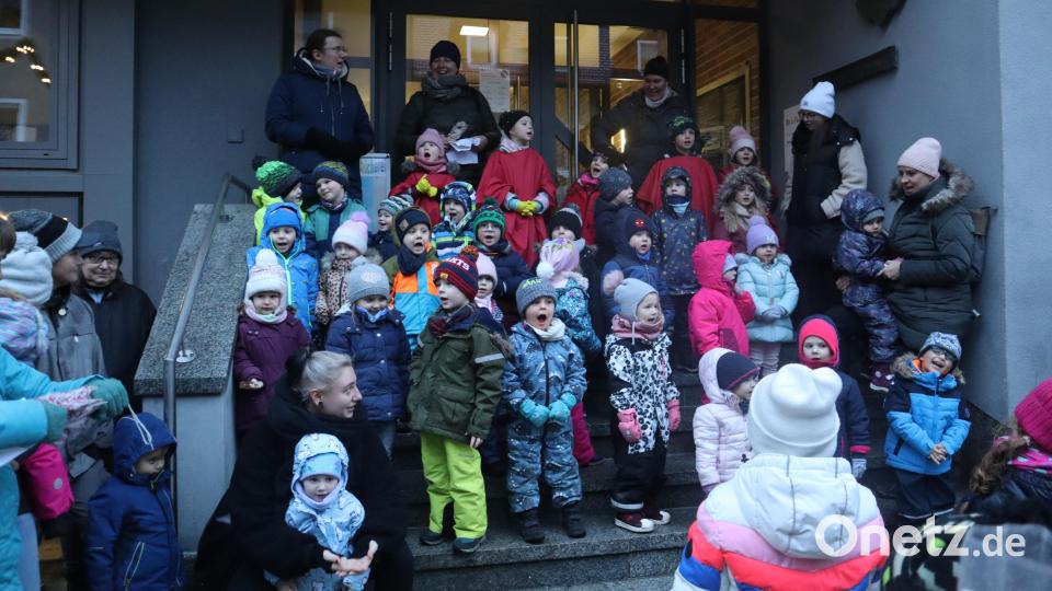 Eine Muh, eine Mäh, eine Täterätätä singen die Kinder am Standl in Windischeschenbach. Bild: wrm