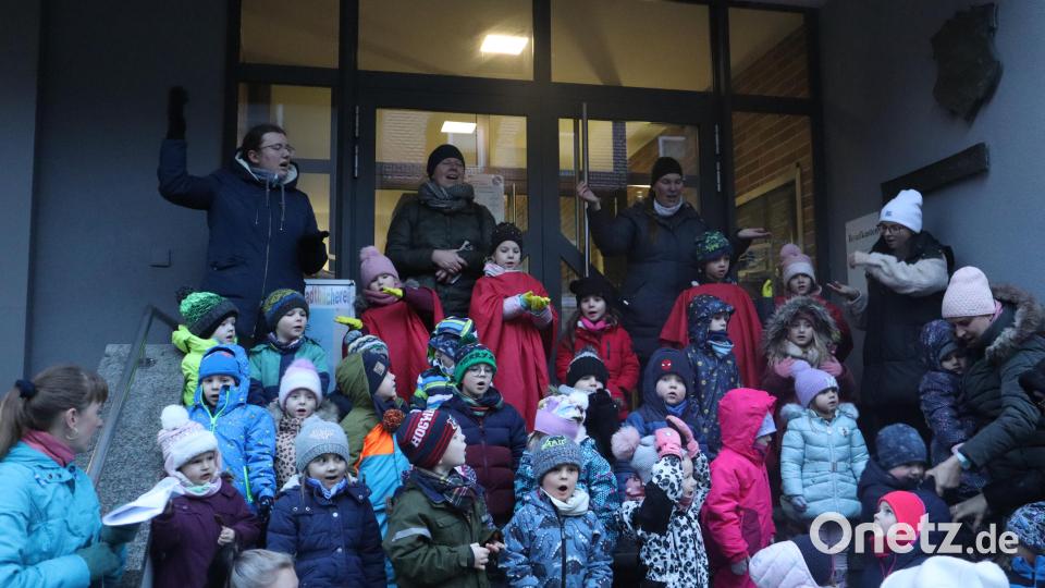 Kinder der Kinderoase St. Emmeram singen am Weihnachtsstandl Bild: wrm