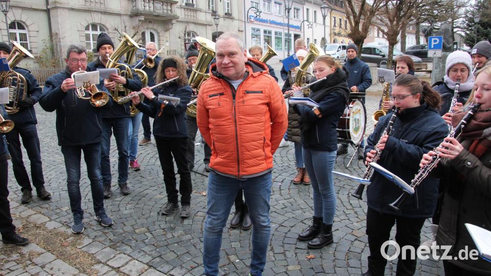 Die Stadt- und Jugendblaskapelle „Grenzlandbuam und -moidla“ Bärnau hält die Tradition des „Neujahrsanblasens“ hoch. Eine der ersten von insgesamt 22 Stationen war bei Stadtrat Markus Fichtner. Bild: kro