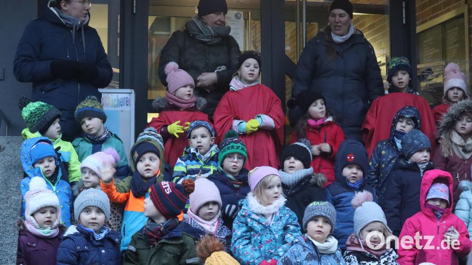 Eine Muh, eine Mäh, eine Täterätätä singen die Kinder am Standl in Windischeschenbach. Bild: wrm