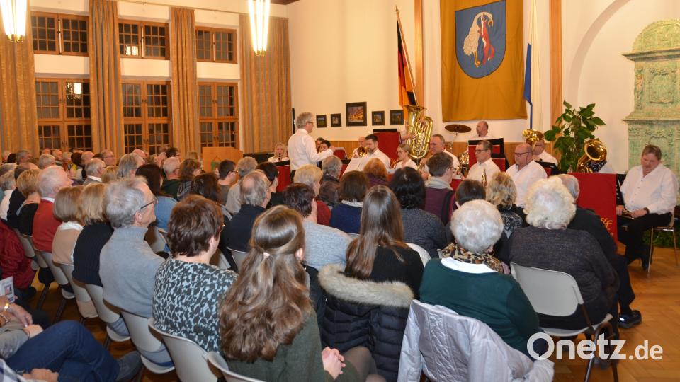 Im vollbesetzten Rathaussaal lauschen die knapp 130 Zuhörer den wunderschönen Melodien der Vohenstraußer Blasmusik. Bild: dob