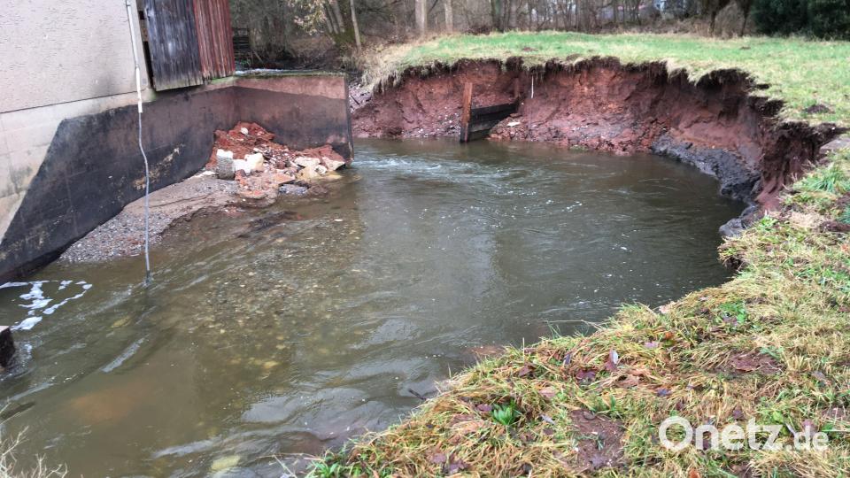 Am Bitumenanstrich ist zu erkennen, bis auf welche Höhe die Erde angefüllt war. Mehrere Kubikmeter Erde wurden durch das Hochwasser der vergangenen Tage einfach weggespült. Bild: Konrad Götz/exb