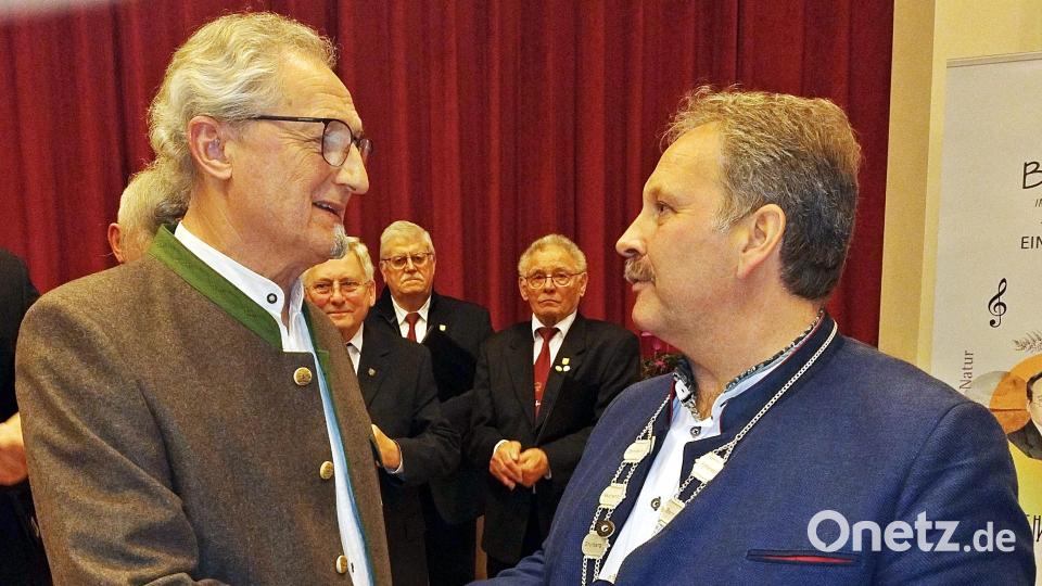 Rudi Ernstberger (links) trat 1969 in den Männergesangverein Max Reger bei und führt seit 36 Jahren die Kasse. Dafür gab es die Max-Reger-Medaille, die Bürgermeister Bernhard Schindler übergab. Bild: ld