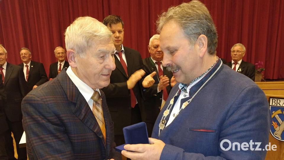 Altbürgermeister Ludwig König (links) wurde mit der Bürgermedaille ausgezeichnet, die ihm sein Nachfolger Bernhard Schindler überreichte. Bild: ld