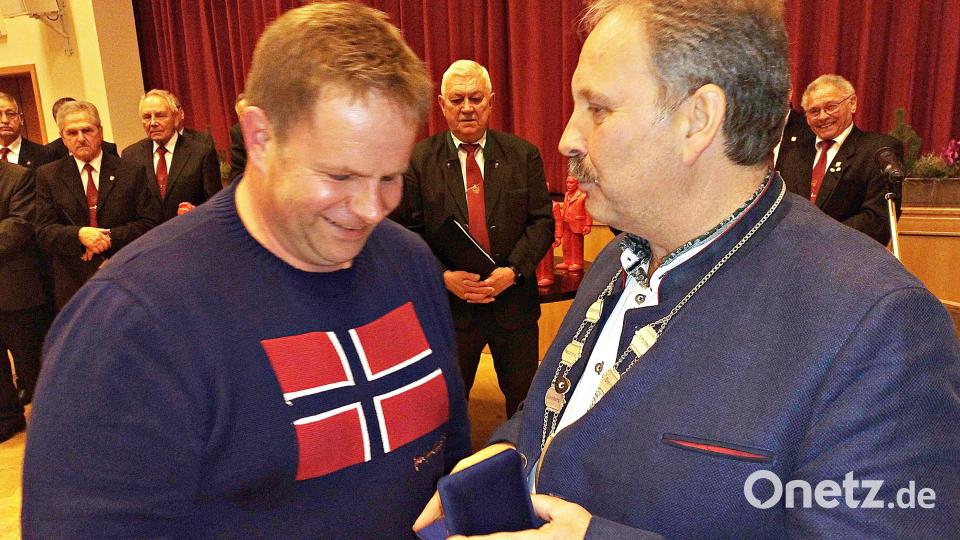 Die Max-Reger-Medaille ging an Peter Philipp (links). Er trat als Jugendlicher dem Fichtelgebirgsverein bei und war bis 1998 Mitglied im Jugendbeirat, seit 1998 ist er Kassier. Auch in die Mietgliederverwaltung im Hauptverein ist er mit eingebunden. Ebenso war er bei der Planung des Ankaufs und des Umbaus des Basshauses mit eingebunden. Bild: ld