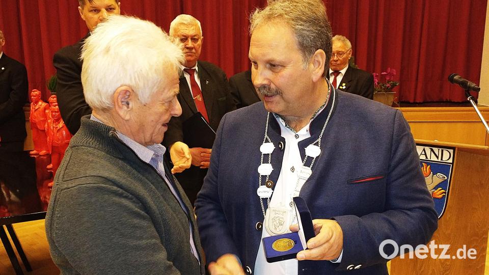 Auch an Reinhard Bauer (links) übergab Bürgermeister Bernhard Schindler die Bürgermedaille. Bild: ld
