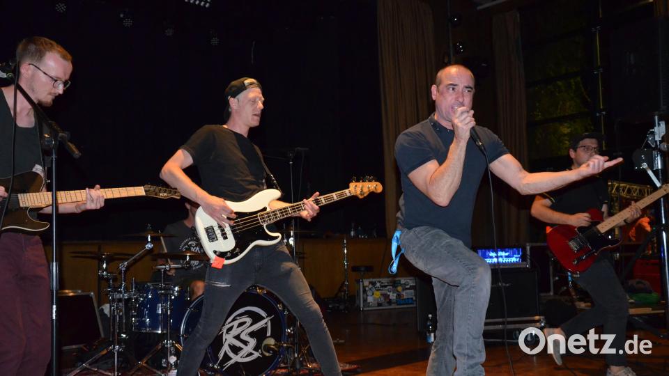 &quot;Aliens Ate My Mum&quot; spielen spontan in der Stadthalle. Auch der Regen kann die Rocknacht nicht stoppen. Bild: ens