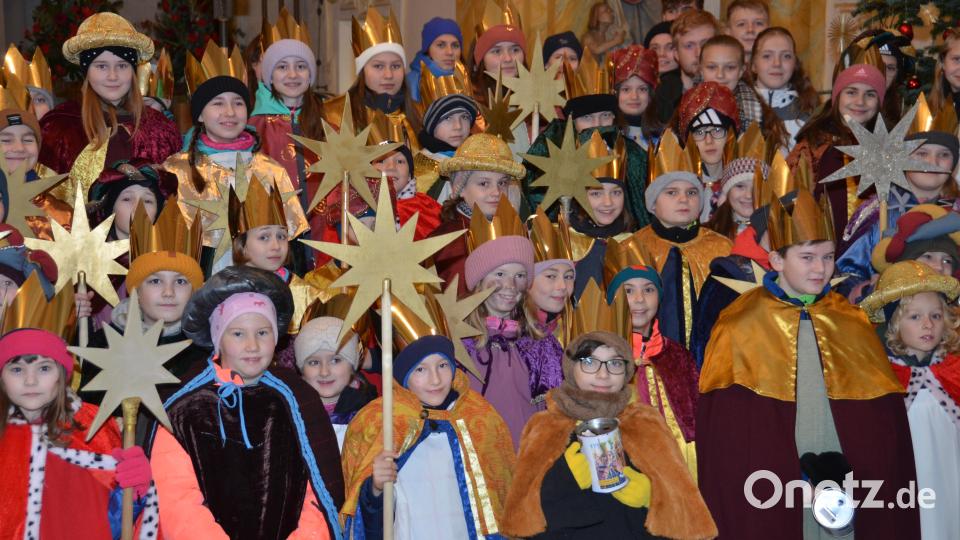 Mehr als 100 Mädchen und Buben ziehen in diesen Tagen als Sternsinger gewandet durch die Großgemeinde und sammeln Spenden für das Amazonasgebiet. Bild: dob