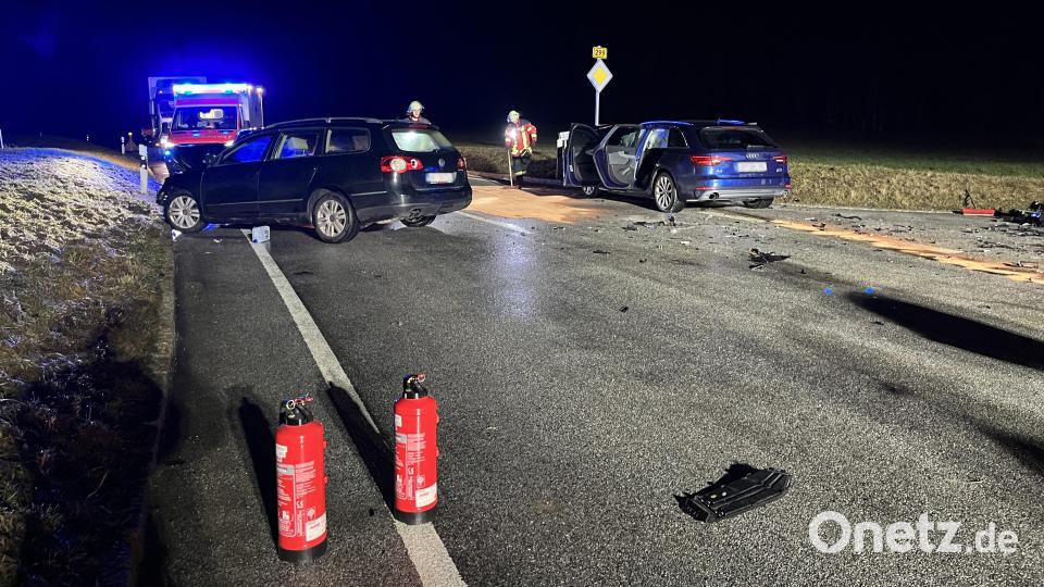 Eine alkoholisierte Linksabbiegerin ist am Donnerstagabend bei Ursensollen auf der B 299 mit dem Auto eines 25-Jährigen kollidiert. Bild: Feuerwehr Ursensollen