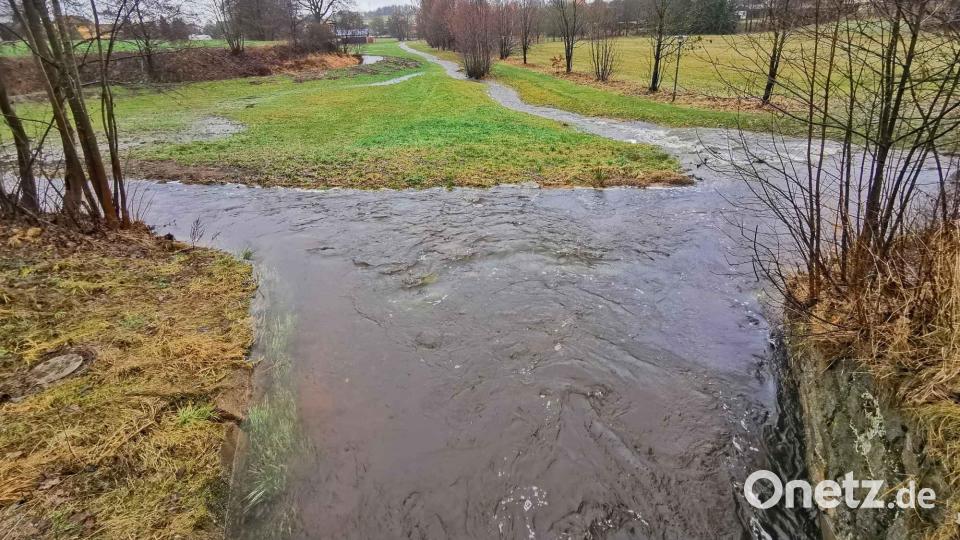 Auch in Eslarn rauscht das Wasser im Loisbach (links) durch Eslarn und in bisher leeren Gräben durch den Kurpark. Bild: gz