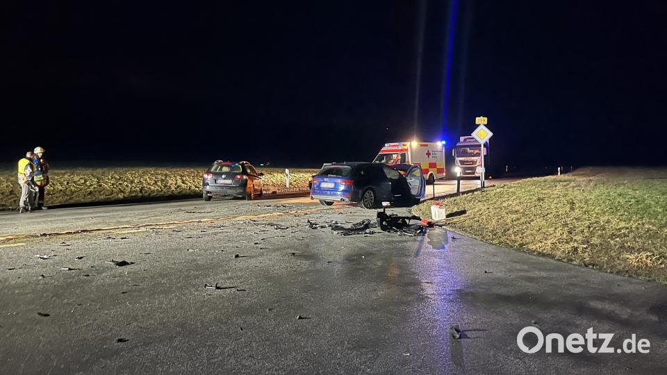Eine alkoholisierte Linksabbiegerin ist am Donnerstagabend bei Ursensollen auf der B 299 mit dem Auto eines 25-Jährigen kollidiert. Bild: Feuerwehr Ursensollen