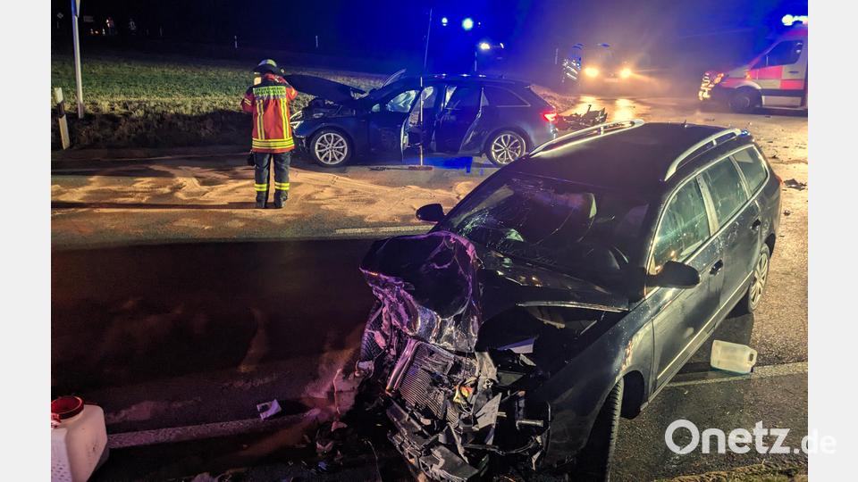 Eine alkoholisierte Linksabbiegerin ist am Donnerstagabend bei Ursensollen auf der B 299 mit dem Auto eines 25-Jährigen kollidiert. Bild: Feuerwehr Ursensollen