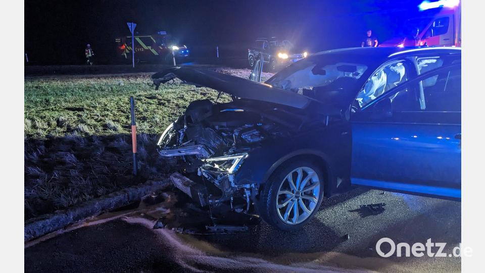 Eine alkoholisierte Linksabbiegerin ist am Donnerstagabend bei Ursensollen auf der B 299 mit dem Auto eines 25-Jährigen kollidiert. Bild: Feuerwehr Ursensollen