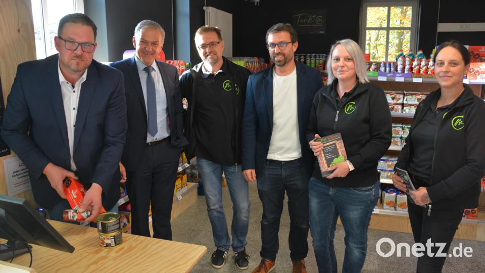 Bürgermeister Stephan Schübel (links) tätigte noch vor der offiziellen Eröffnung den ersten Einkauf im neuen Tante-M-Laden. Mit dabei waren (von rechts) die Mitarbeiterinnen Bianca Zeitler und Katrin Koller, Firmengründer Christian Maresch, Franchise-Nehmer Andreas Gerullis und Landrat Roland Grillmeier. Bild: jr