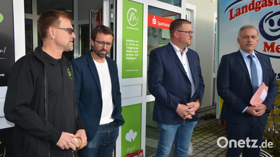 Offizielle Eröffnung durch (von links) Franchise-Nehmer Andreas Gerullis, Firmengründer Christian Maresch, Bürgermeister Stephan Schübel und Landrat Roland Grillmeier. Bild: jr