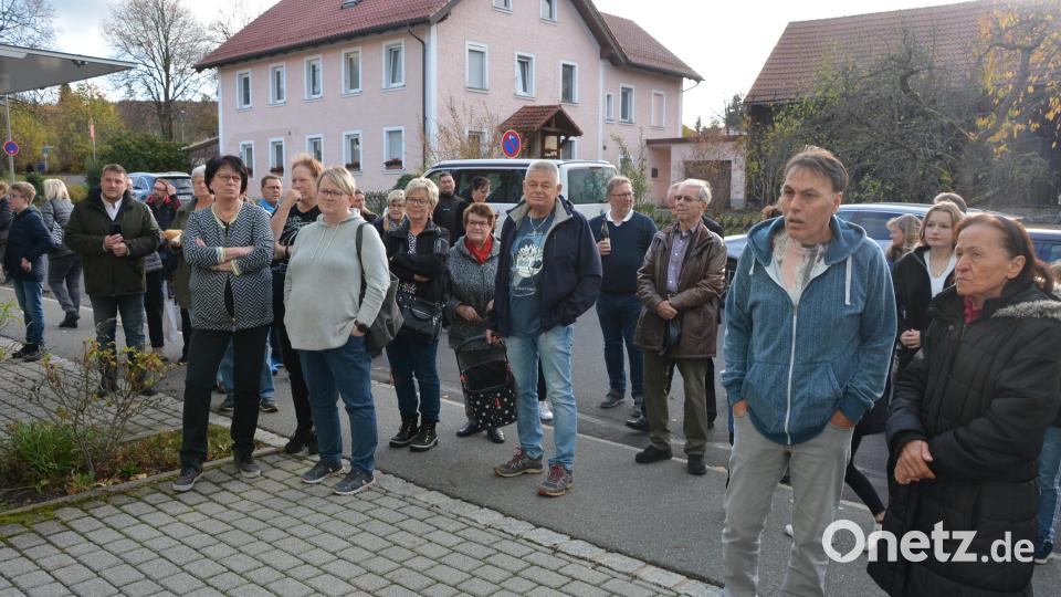 Die Eröffnung des Tante-M-Ladens am Mittwochnachmittag in Pechbrunn sorgte für großes Interesse. Viele Interessierte warteten auf Einlass. Bild: jr