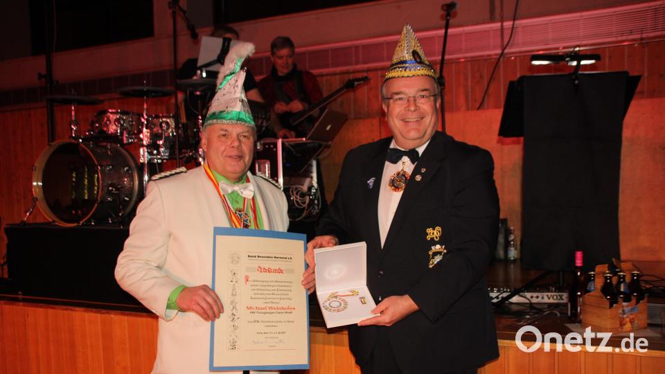 Grün-Weiß- Präsident Michael Welhofer ist für seine Leistungen über Jahrzehnte hinweg vom &quot;Bund Deutscher Karneval&quot; mit einer Urkunde ausgezeichnet worden. Bild: frd