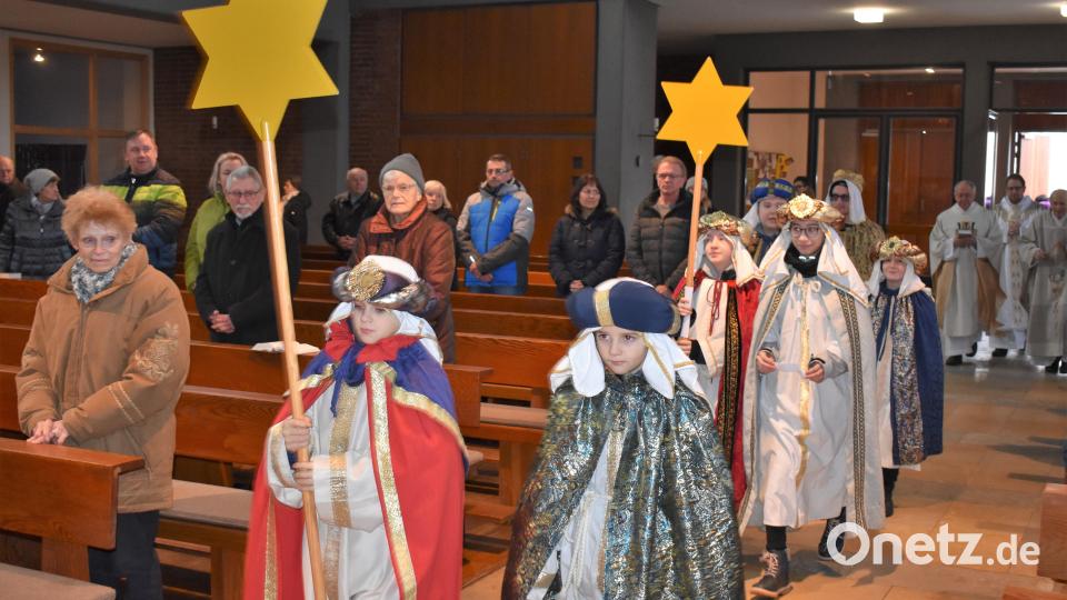 Die Grafenwöhrer Sternsinger waren in acht Gruppen eingeteilt und sind in zwei Tagen von Haus zu Haus gegangen. Auch die Gößenreuther Sternsinger haben den Segen in die Wohnungen gebracht. Bild: rgr