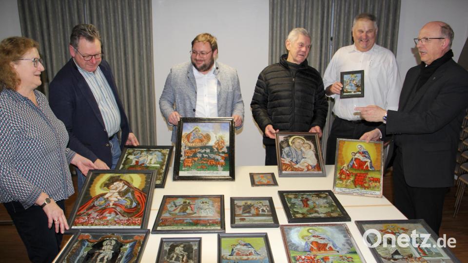 Begeistert über die gelungene Restaurierung der 15 Hinterglasbilder der Pfarrei Niedermurach zeigten sich (von links) Kirchenrätin Rita Salomon, Bürgermeister Martin Prey, ILE-Regionalmanager Christian Karl, Kirchenrat Georg Lingl, Kirchenpfleger Jakob Kiener und Pfarrer Herbert Rösl. Bild: Josef Böhm