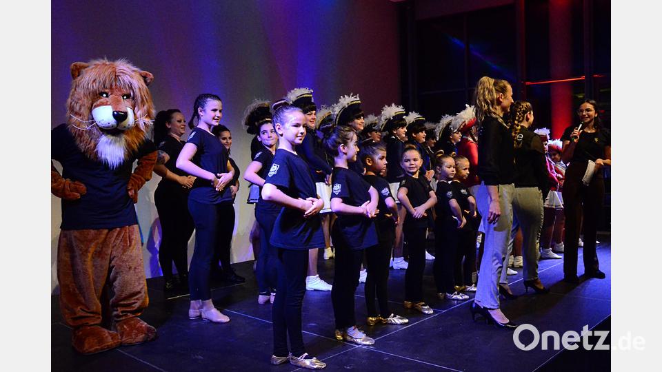 Die drei Tanzgruppen von "Dance Unlimited" mit Moderatorin Lea Sommer und dem Löwen-Maskottchen. Bild: Kunz